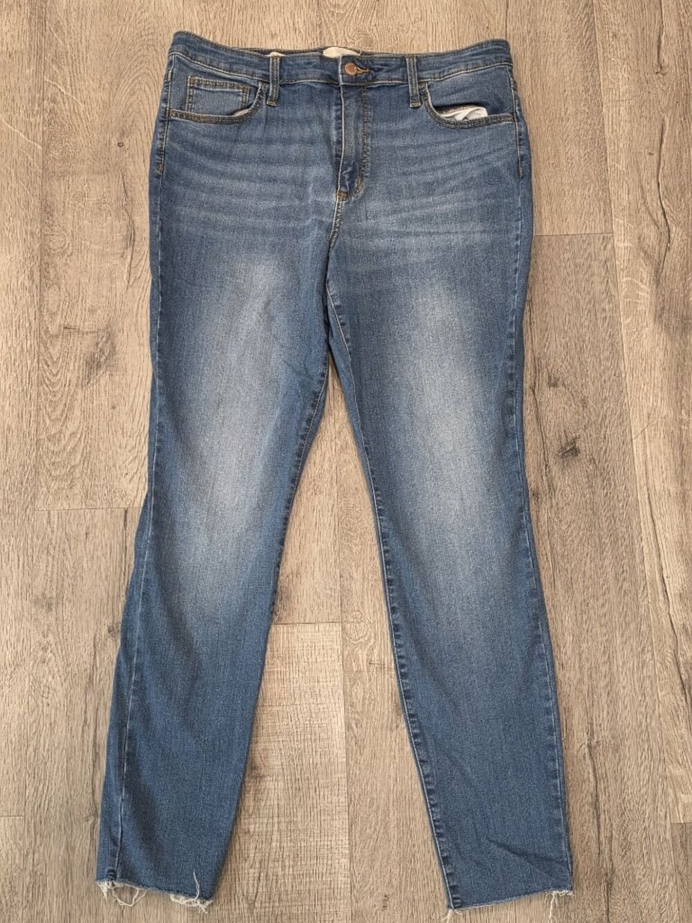 Universal Thread High-Rise Skinny Jeans Size 16/33L Distressed Hem Medium Wash